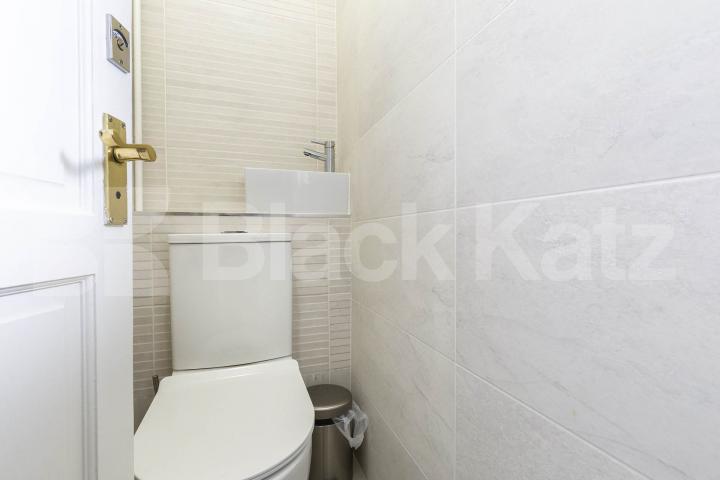 Recently refurbished three double bed flat mins to Tube & Regents Park Arlington Road , Camden